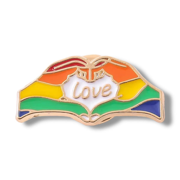 Złota przypinka Dłonie w kształcie serca Love